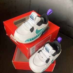 Nike Kids Shoes - White and Green